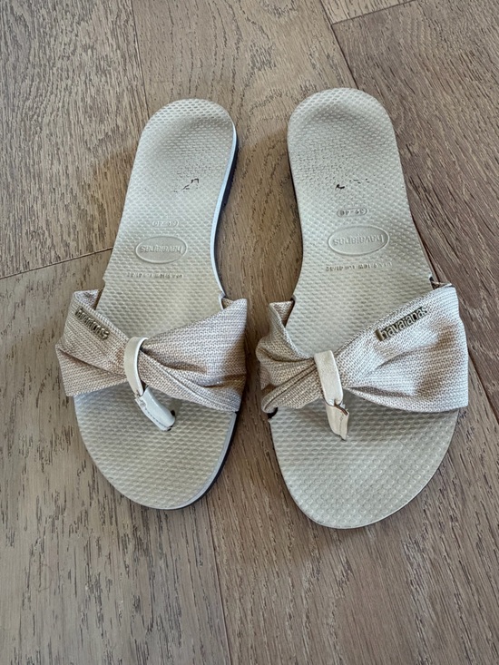 Havaianas Shoes - Havaianas Women's Light Beige Bow Slide Sandals